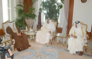 سمو الأمير الشيخ حمد بن خليفة آل ثاني يستقبل نائب رئيس مجلس الوزراء وزير الخارجية البحريني في الدوحة – 17 يناير 2005