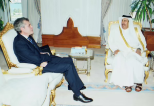 معالي النائب الأول لرئيس مجلس الوزراء وزير الخارجية الشيخ حمد بن جاسم بن جبر آل ثاني يلتقي السفير البريطاني في الدوحة – 25 يناير 2005