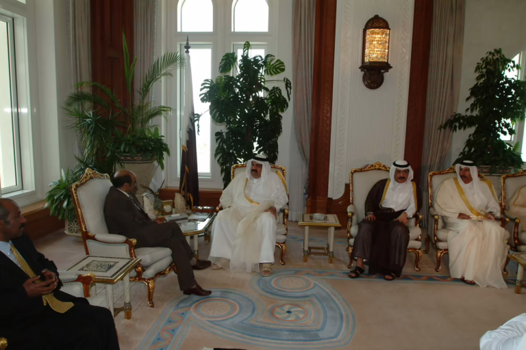 سمو الأمير الشيخ حمد بن خليفة آل ثاني يستقبل رئيس وزراء إثيوبيا في الدوحة – 21 فبراير 2005
