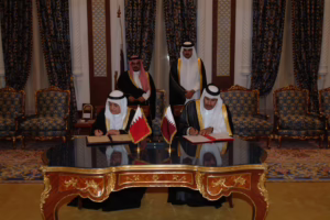 سمو ولي العهد الشيخ تميم بن حمد آل ثاني يستقبل ولي عهد البحرين في الدوحة – 27 فبراير 2005