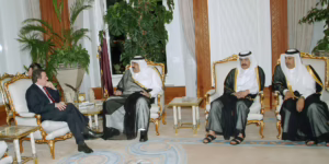 سمو الأمير الشيخ حمد بن خليفة آل ثاني يستقبل المستشار الألماني في الدوحة – 1 مارس 2005