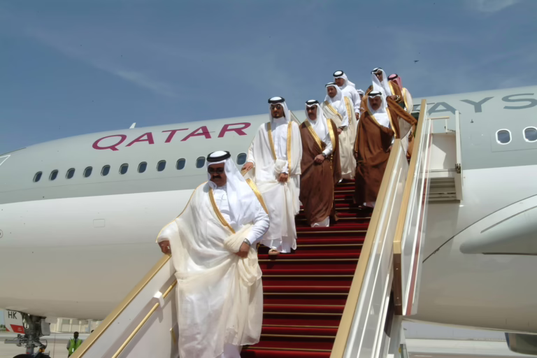 سمو الأمير الشيخ حمد بن خليفة آل ثاني يصل إلى أبوظبي في زيارة رسمية إلى دولة الإمارات العربية المتحدة – 6 مارس 2005