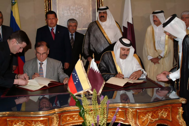 سمو الأمير الشيخ حمد بن خليفة آل ثاني يستقبل رئيس فنزويلا في الدوحة – 8 مارس 2005