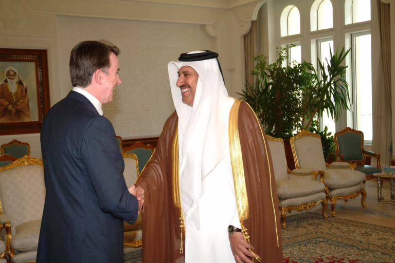 معالي النائب الأول لرئيس مجلس الوزراء وزير الخارجية الشيخ حمد بن جاسم بن جبر آل ثاني يستقبل المفوض الأوروبي للتجارة في الدوحة – 3 أبريل 2005