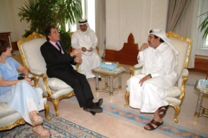 معالي النائب الأول لرئيس مجلس الوزراء وزير الخارجية الشيخ حمد بن جاسم بن جبر آل ثاني يستقبل جاك لانغ في الدوحة – 3 أبريل 2005