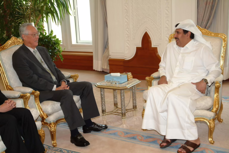 معالي النائب الأول لرئيس مجلس الوزراء وزير الخارجية الشيخ حمد بن جاسم بن جبر آل ثاني يستقبل جواه شوك تونغ في الدوحة – 10 أبريل 2005