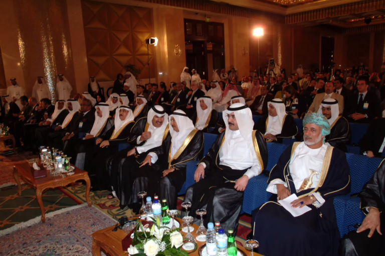 سمو الأمير الشيخ حمد بن خليفة آل ثاني يفتتح منتدى أمريكا والعالم الإسلامي في الدوحة – 10 أبريل 2005