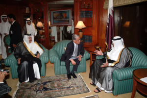 سمو الأمير الشيخ حمد بن خليفة آل ثاني يستقبل أعضاء اتحاد غرف التجارة والصناعة في نيودلهي – 13 أبريل 2005