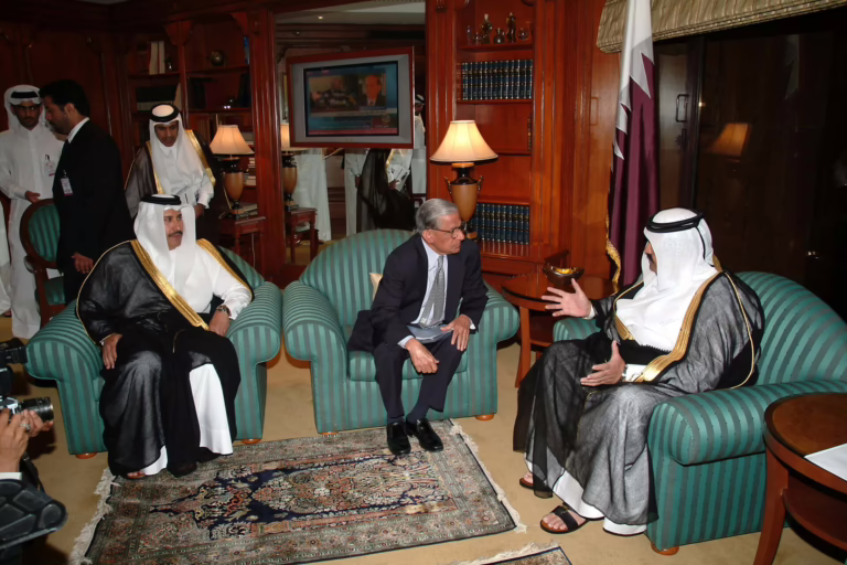 سمو الأمير الشيخ حمد بن خليفة آل ثاني يستقبل أعضاء اتحاد غرف التجارة والصناعة في نيودلهي – 13 أبريل 2005