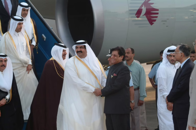 سمو الأمير الشيخ حمد بن خليفة آل ثاني يصل إلى نيودلهي في زيارة رسمية إلى الهند – 13 أبريل 2005