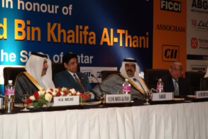 سمو الأمير الشيخ حمد بن خليفة آل ثاني يلقي كلمة أمام غرفة التجارة الهندية في نيودلهي – 13 أبريل 2005