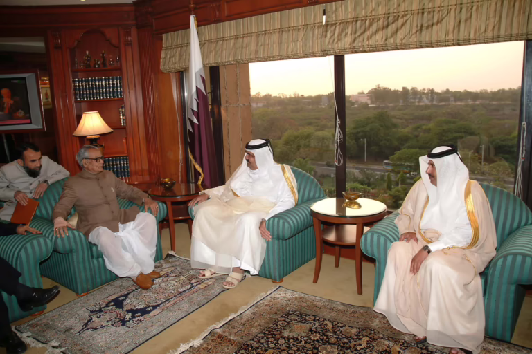 سمو الأمير الشيخ حمد بن خليفة آل ثاني يستقبل نائب رئيس الهند في نيودلهي – 14 أبريل 2005