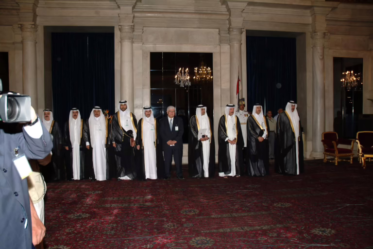 سمو الأمير الشيخ حمد بن خليفة آل ثاني يحضر مأدبة العشاء الرسمية التي أقامها رئيس الهند في نيودلهي – 14 أبريل 2005