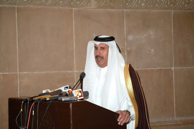 سمو الأمير الشيخ حمد بن خليفة آل ثاني يغادر نيودلهي بعد زيارة رسمية إلى الهند – 15 أبريل 2005