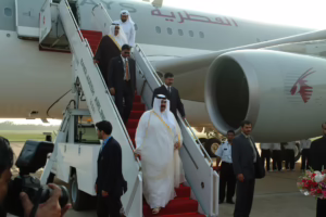 سمو الأمير الشيخ حمد بن خليفة آل ثاني يصل إلى دكا في زيارة رسمية إلى بنغلاديش – 15 أبريل 2005