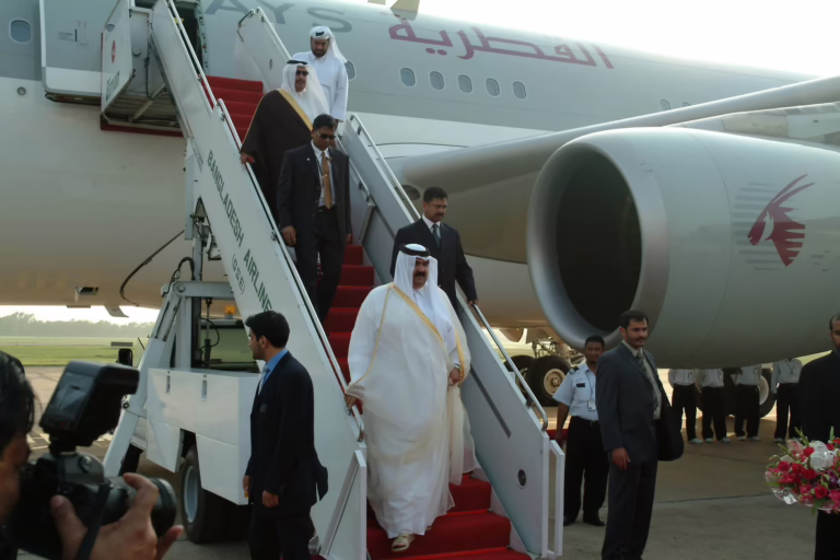 سمو الأمير الشيخ حمد بن خليفة آل ثاني يصل إلى دكا في زيارة رسمية إلى بنغلاديش – 15 أبريل 2005