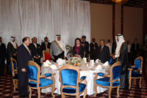 سمو الأمير الشيخ حمد بن خليفة آل ثاني يحضر مأدبة عشاء أقامتها رئيسة وزراء بنغلاديش في دكا – 15 أبريل 2005