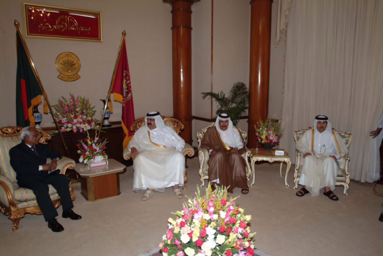 سمو الأمير الشيخ حمد بن خليفة آل ثاني يلتقي رئيس بنغلاديش في دكا – 16 أبريل 2005