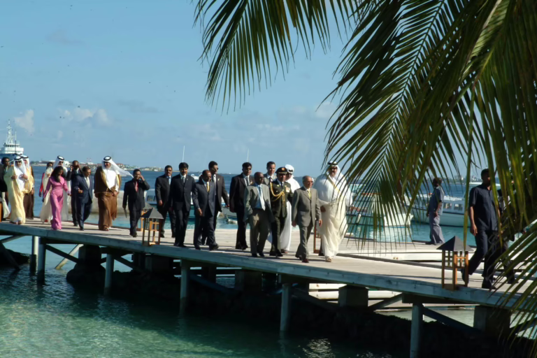 سمو الأمير الشيخ حمد بن خليفة آل ثاني يصل إلى جزر المالديف في زيارة رسمية – 16 أبريل 2005