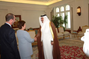 معالي النائب الأول لرئيس مجلس الوزراء وزير الخارجية الشيخ حمد بن جاسم بن جبر آل ثاني يستقبل وزيرة الاستثمار الأجنبي الكوبية في الدوحة – 2 مايو 2005