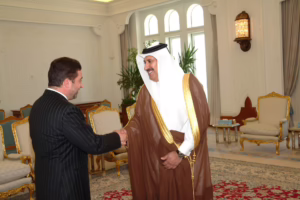 معالي النائب الأول لرئيس مجلس الوزراء وزير الخارجية الشيخ حمد بن جاسم بن جبر آل ثاني يستقبل نائب رئيس وزراء قبرص التركية في الدوحة – 2 مايو 2005