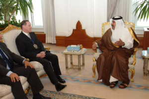 معالي النائب الأول لرئيس مجلس الوزراء وزير الخارجية الشيخ حمد بن جاسم بن جبر آل ثاني يستقبل عمدة الحي المالي لمدينة لندن في الدوحة – 3 مايو 2005