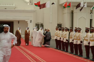 سمو الأمير الشيخ حمد بن خليفة آل ثاني يستقبل السلطان قابوس بن سعيد آل سعيد في الدوحة – 5 مايو 2005