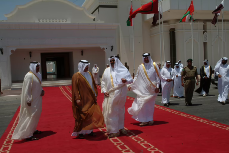 سمو الأمير الشيخ حمد بن خليفة آل ثاني يودع السلطان قابوس بن سعيد آل سعيد في الدوحة – 7 مايو 2005