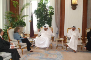 سمو الأمير الشيخ حمد بن خليفة آل ثاني يستقبل فرانسيس تاونسند في الدوحة – 2 يونيو 2005