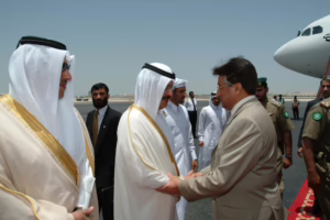 سمو الأمير الشيخ حمد بن خليفة آل ثاني يستقبل الرئيس الباكستاني برويز مشرف في الدوحة – 5 يونيو 2005