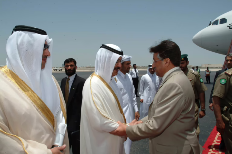 سمو الأمير الشيخ حمد بن خليفة آل ثاني يستقبل الرئيس الباكستاني برويز مشرف في الدوحة – 5 يونيو 2005