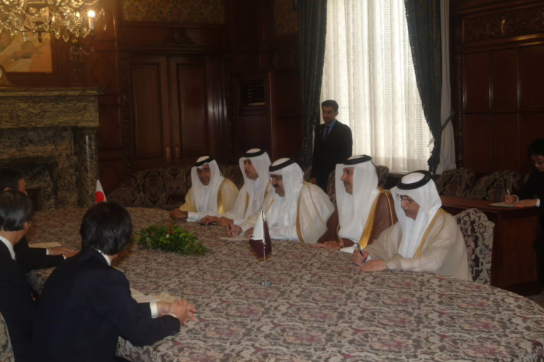 سمو الأمير الشيخ حمد بن خليفة آل ثاني يجتمع مع رئيس مجلس النواب الياباني في طوكيو – 9 يونيو 2005