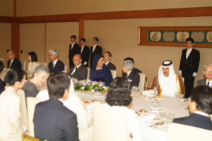 سمو الأمير الشيخ حمد بن خليفة آل ثاني يلتقي إمبراطور اليابان في طوكيو – 9 يونيو 2005