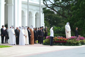 سمو الأمير الشيخ حمد بن خليفة آل ثاني يصل إلى سنغافورة – 10 يونيو 2005