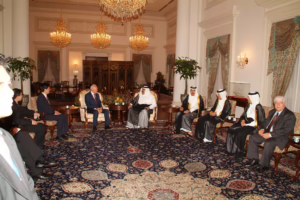 سمو الأمير الشيخ حمد بن خليفة آل ثاني يجتمع مع لي كوان يو في سنغافورة – 10 يونيو 2005