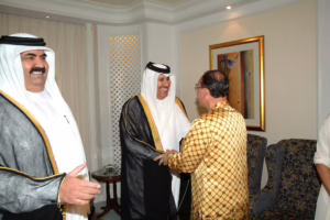 سمو الأمير الشيخ حمد بن خليفة آل ثاني يستقبل علوي شهاب في سنغافورة – 10 يونيو 2005