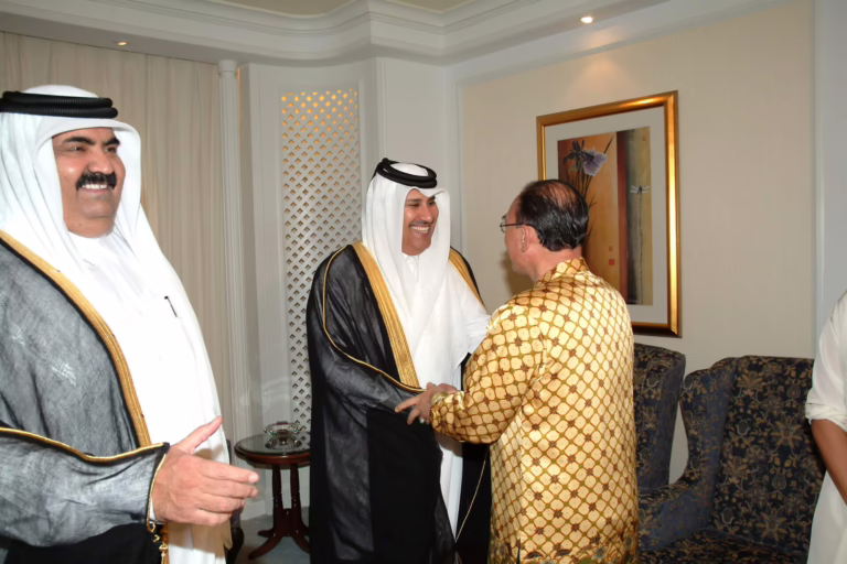 سمو الأمير الشيخ حمد بن خليفة آل ثاني يستقبل علوي شهاب في سنغافورة – 10 يونيو 2005