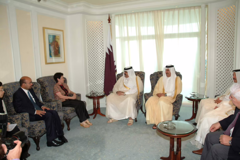 سمو الأمير الشيخ حمد بن خليفة آل ثاني يستقبل هو تشينغ في سنغافورة – 10 يونيو 2005