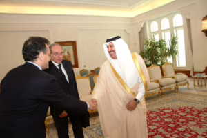 معالي النائب الأول لرئيس مجلس الوزراء وزير الخارجية الشيخ حمد بن جاسم بن جبر آل ثاني يجتمع مع ألفريدو مانتيكا في الدوحة – 22 يونيو 2005