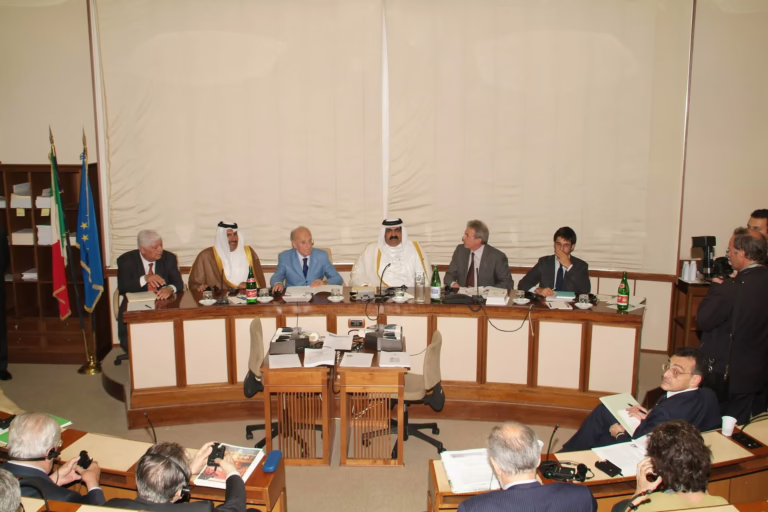 سمو الأمير الشيخ حمد بن خليفة آل ثاني يلتقي رئيس مجلس الشيوخ الإيطالي مارشيللو بيرا في روما – 13 يوليو 2005