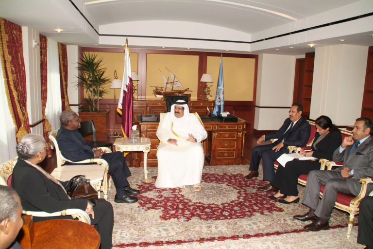 سمو الأمير الشيخ حمد بن خليفة آل ثاني يلتقي رئيس سورينام رونالد فينيتيان في نيويورك – 13 سبتمبر 2005