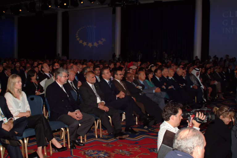 سمو الأمير الشيخ حمد بن خليفة آل ثاني يشارك في اجتماع مبادرة كلينتون العالمية في نيويورك – 15 سبتمبر 2005