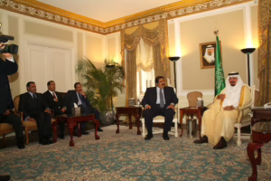 سمو الأمير الشيخ حمد بن خليفة آل ثاني يجتمع مع الأمير سلطان بن عبد العزيز في نيويورك – 16 سبتمبر 2005