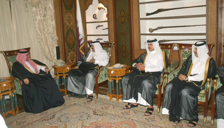 سمو الأمير الشيخ حمد بن خليفة آل ثاني يستقبل سمو ولي عهد البحرين سلمان بن حمد آل خليفة في الدوحة – 24 أكتوبر 2005