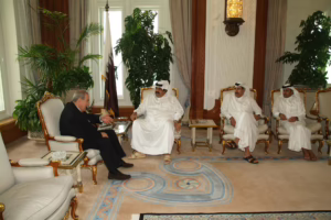 سمو الأمير الشيخ حمد بن خليفة آل ثاني يلتقي إياد علاوي في الدوحة – 17 نوفمبر 2005