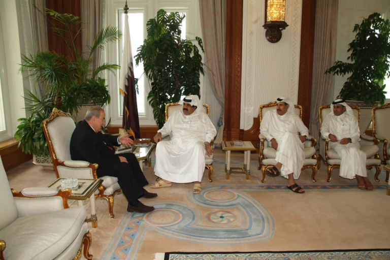 سمو الأمير الشيخ حمد بن خليفة آل ثاني يلتقي إياد علاوي في الدوحة – 17 نوفمبر 2005