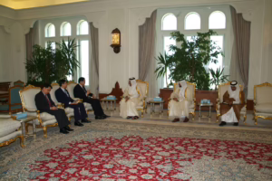 معالي النائب الأول لرئيس مجلس الوزراء وزير الخارجية الشيخ حمد بن جاسم بن جبر آل ثاني يجتمع مع سوراكيارت ساتيرتاي في الدوحة – 17 نوفمبر 2005