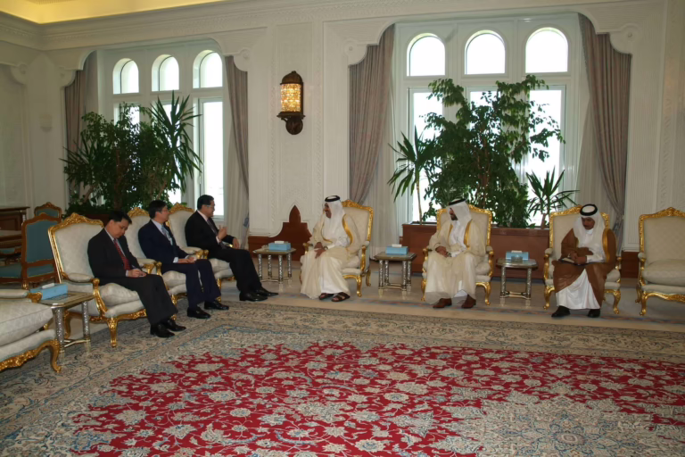 معالي النائب الأول لرئيس مجلس الوزراء وزير الخارجية الشيخ حمد بن جاسم بن جبر آل ثاني يجتمع مع سوراكيارت ساتيرتاي في الدوحة – 17 نوفمبر 2005