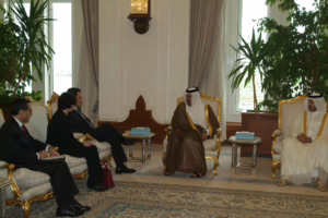 معالي النائب الأول لرئيس مجلس الوزراء وزير الخارجية الشيخ حمد بن جاسم بن جبر آل ثاني يجتمع مع نيكولا ساركوزي في الدوحة – 18 ديسمبر 2005