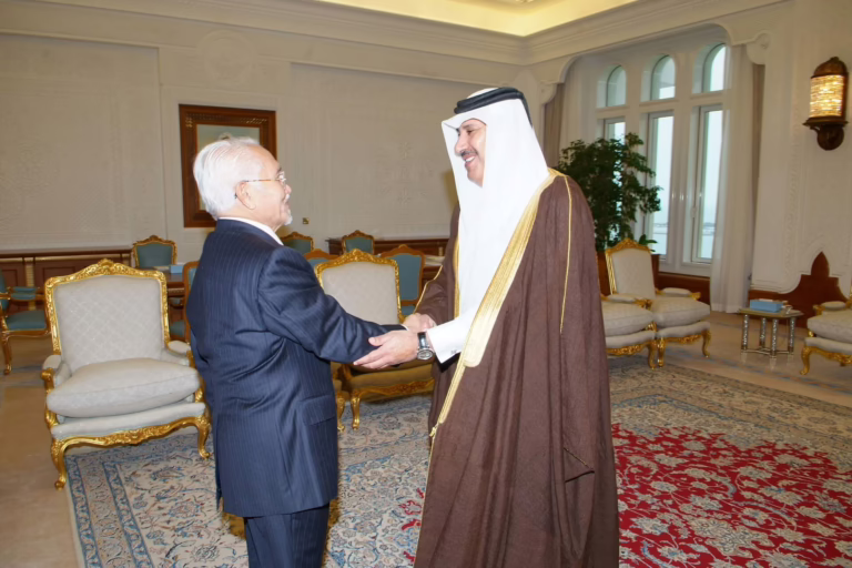 معالي رئيس مجلس الوزراء وزير الخارجية الشيخ حمد بن جاسم بن جبر آل ثاني يستقبل عبد الطيب محمود في الدوحة – 13 يناير 2008